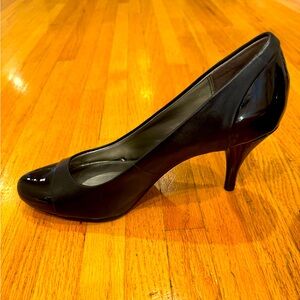 Bandolino black pumps with patent toe